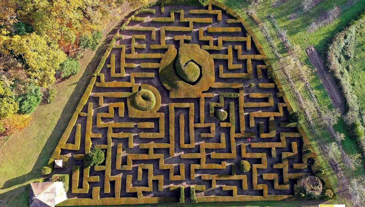 Un autre intérêt du jardin Lacore : son grand labyrinthe