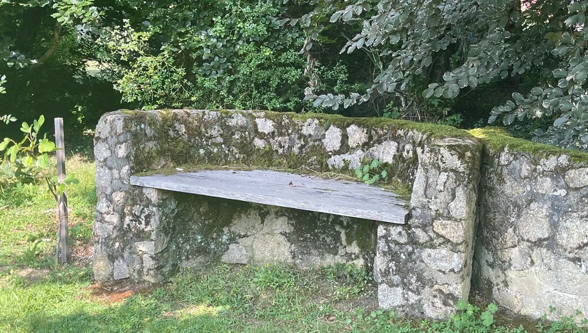 Jardinier et sculpteur mosaïste Alain Gribet a intégré ses sculptures dans le jardin