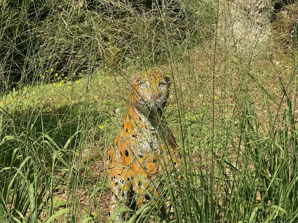 Jardinier et sculpteur mosaïste Alain Gribet a intégré ses sculptures dans le jardin